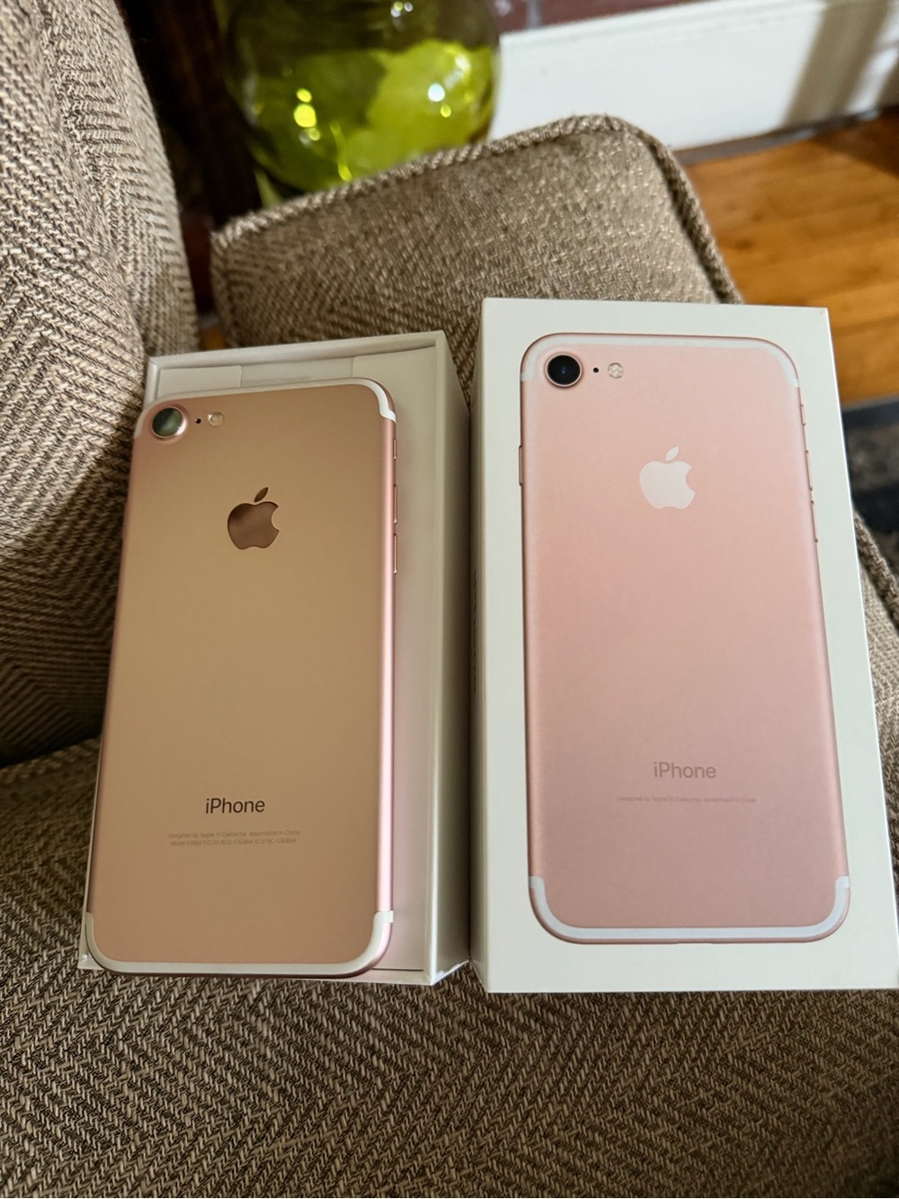 Apple iPhone 7 Rose Gold with original Box. T Mobile. Unlocked